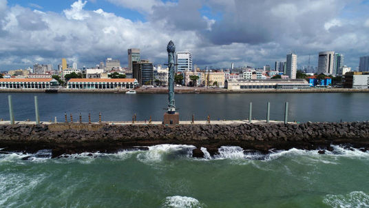 Coluna de Cristal, obra com 32 metros de altura, de Francisco Brennand, no Parque das Esculturas, localizado em frente ao marco zero do Recife /Arnaldo Carvalho - 1º.mar.18/JC Imagem